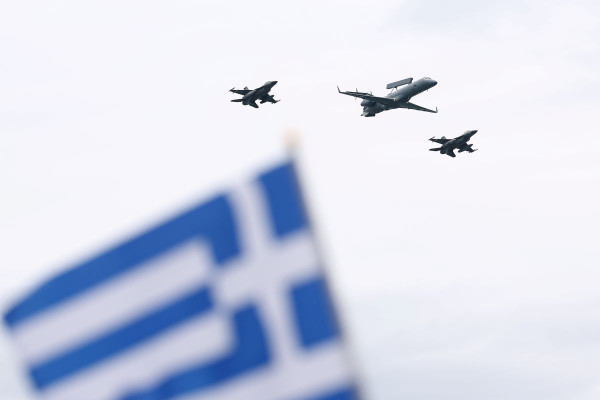 Δέος στους αιθέρες – Κόβουν την ανάσα οι εντυπωσιακοί ελιγμοί της επίδειξης του F-16 Ζευς – «Η ελευθερία δεν χαρίζεται»
