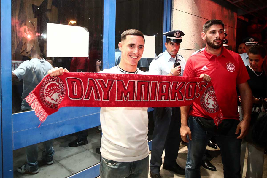 Υπέγραψε ο Ποντένσε το νέο του συμβόλαιο με τον Ολυμπιακό - Χαμός στο αεροδρόμιο κατά την άφιξή του