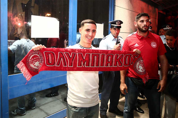 Υπέγραψε ο Ποντένσε το νέο του συμβόλαιο με τον Ολυμπιακό - Χαμός στο αεροδρόμιο κατά την άφιξή του