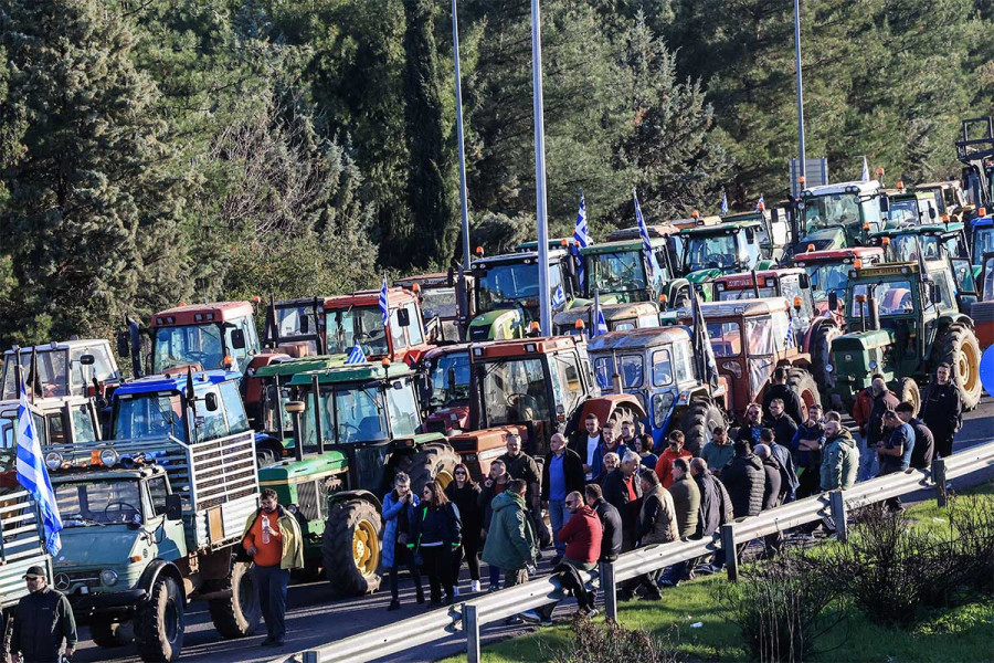 Θωρακίζουν τα μπλόκα οι αγρότες: Κλιμακώνουν τις κινητοποιήσεις με πάνω από 1.000 τρακτέρ στη Νίκαια - Ένταση σε Θεσσαλία και Μακεδονία