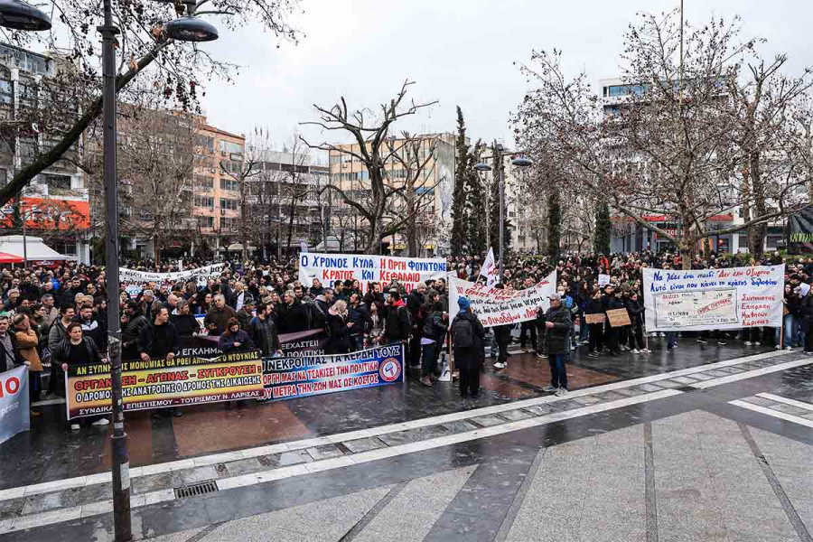 Τέμπη: «Πλημμύρισε» από κόσμο η κεντρική πλατεία της Λάρισας