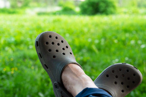Γιατί δεν πρέπει να φοράτε Crocs με γυμνά πόδια