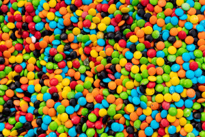 Γιατί τα νέα M&amp;M’s χωρίς τεχνητές χρωστικές χάνουν δύο εμβληματικά χρώματα