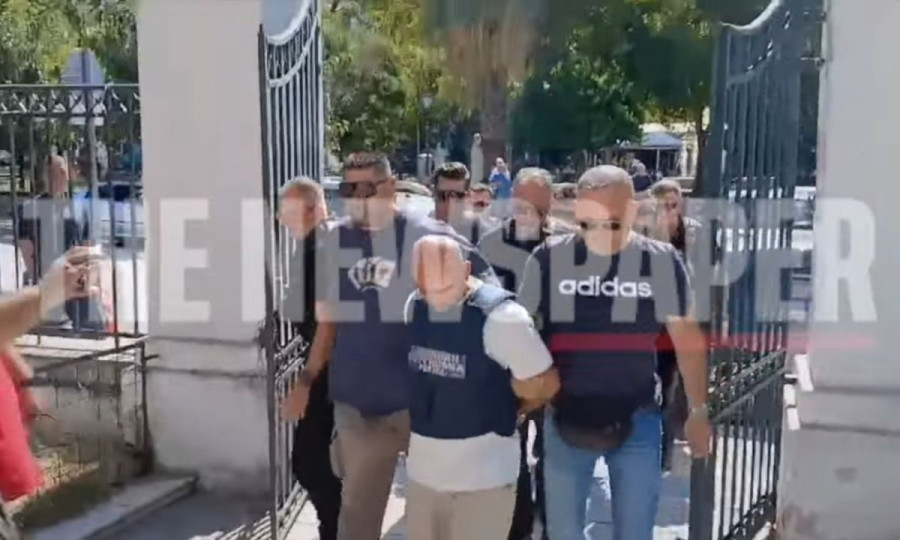 Βόλος: Με αλεξίσφαιρο και με σκυμμένο το κεφάλι έφτασε στον εισαγγελέα ο συζυγοκτόνος
