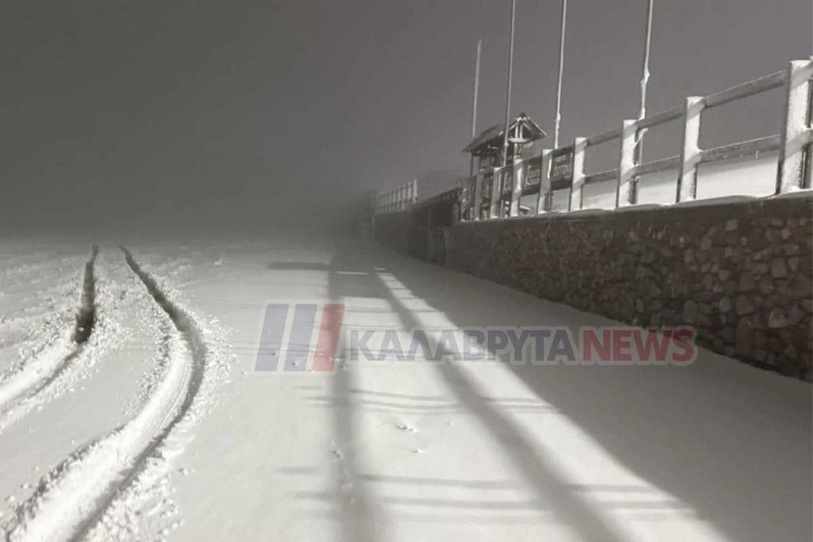 Καλάβρυτα: Νέες χιονοπτώσεις στον Χελμό (photos)