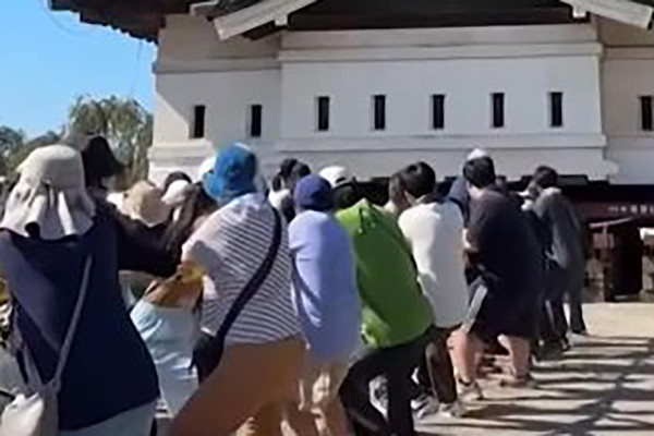 Ιαπωνία: 1.800 άτομα μαζεύτηκαν για να σπρώξουν ένα κτίριο 360 τόνων δύο μέτρα παραδίπλα