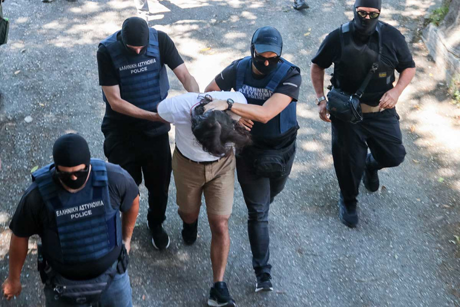 Υπό δρακόντεια μέτρα ασφαλείας στα δικαστήρια οι συλληφθέντες για τη δολοφονία της Βάγιας Νέστορα