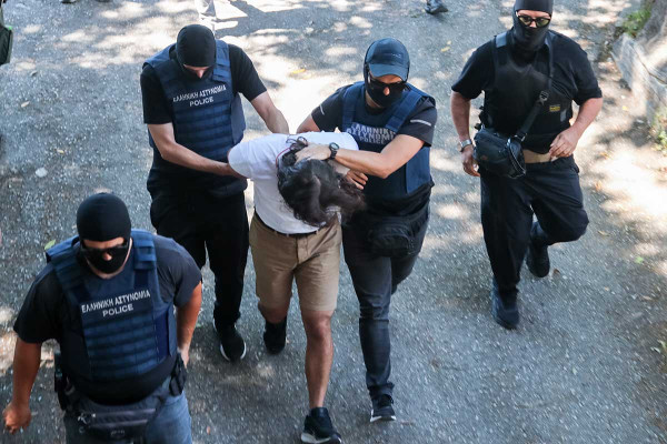 Υπό δρακόντεια μέτρα ασφαλείας στα δικαστήρια οι συλληφθέντες για τη δολοφονία της Βάγιας Νέστορα