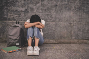 Πάτρα: Ανήλικες εξανάγκασαν 13χρονη να τους φιλήσει τα πόδια, τη βιντεοσκοπούσαν!