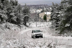 Αχαΐα - Αιτωλοακαρνανία: Σοβαρά προβλήματα στο οδικό δίκτυο λόγω χιονόπτωσης, παγετού και κατολισθήσεων