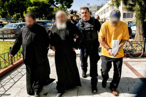 Στον ανακριτή ο ηγούμενος που ξεπουλούσε θρησκευτικά κειμήλια -Έσπρωξε μικρόφωνο δημοσιογράφου (video)