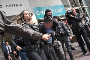 Σαλαμίνα: Από το «θέλω να τιμωρηθώ» στο «δε θυμάμαι» - Η πρώτη αντίδραση του γιου της ηλικιωμένης