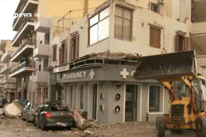 Συγκλονιστικό βίντεο: Η στιγμή της κατάρρευσης του μπαλκονιού στο Λαύριο - Γλίτωσε από θαύμα μια γυναίκα