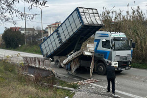 Αγρίνιο: Φορτηγό γκρέμισε πεζογέφυρα στην Εθνική Οδό - Είχε την καρότσα ανεβασμένη
