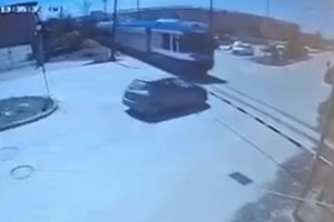 Δείτε βίντεο: «Παρά τρίχα» γλίτωσε η γιατρός που πέρασε με κλειστή μπάρα και συγκρούστηκε με τον προαστιακό στην Πάτρα