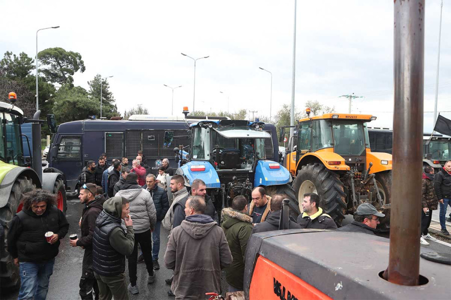 Μπλόκο των ΜΑΤ στους αγρότες στη Θεσσαλονίκη: Ένταση στο δρόμο προς το αεροδρόμιο «Μακεδονία» (video)