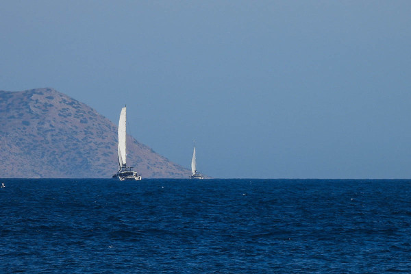Η περιπέτεια με ιστιοφόρο με δύο επιβάτες, που προσάραξε και ρυμουλκήθηκε στην Πάτρα