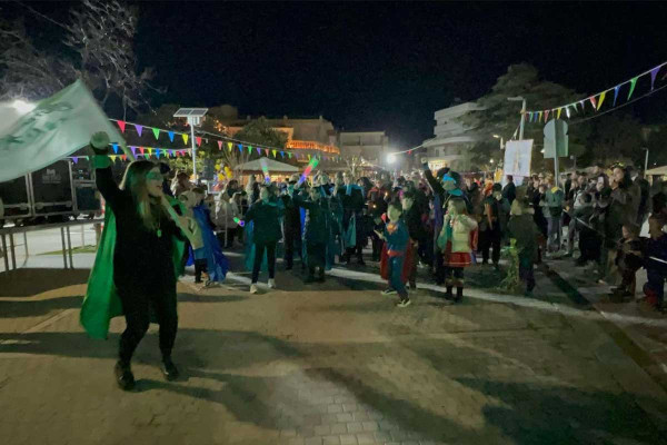 Χαρά και διασκέδαση και στη Νυχτερινή Ποδαράτη Παρέλαση του Καρναβαλιού Αμαλιάδας 2025