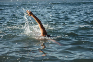 Ιστορικό κατόρθωμα: Ο Σπύρος Χρυσικόπουλος έγινε ο πρώτος άνθρωπος που κολύμπησε από την Ελλάδα στην Ιταλία