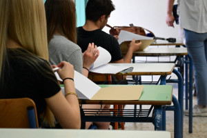 Πότε και πώς μπορούν να δουν τα γραπτά τους όσοι πιστεύουν πως αδικήθηκαν στις πανελλήνιες - Παράβολο έως 80 ευρώ