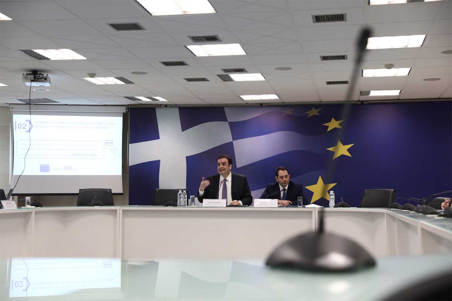 Η ανάλυση των μέτρων: Επιδότηση 36 λεπτά στο λίτρο βενζίνης - Fuel Pass 27 ευρώ για ταξί και ΜΜΜ