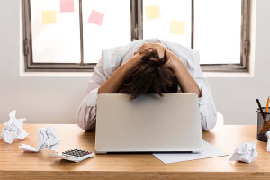 Burn-out: Τι προκαλεί στον εγκέφαλο – Επικίνδυνη η εργασία άνω των 52 ωρών την εβδομάδα