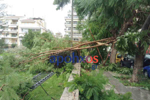 Τα πήρε όλα και τα σήκωσε ! Δείτε την στιγμή που ανεμοθύελλα “χτυπά” το κέντρο της Πάτρας