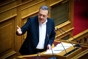 Στο γήπεδο της Τούμπας ο Φάμελλος – Άφησε λευκό τριαντάφυλλο για τους νεκρούς οπαδούς