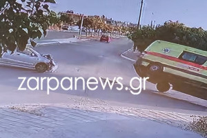 Χανιά: Η στιγμή που το ασθενοφόρο τουμπάρει μετά τη σφοδρή σύγκρουση με το αυτοκίνητο