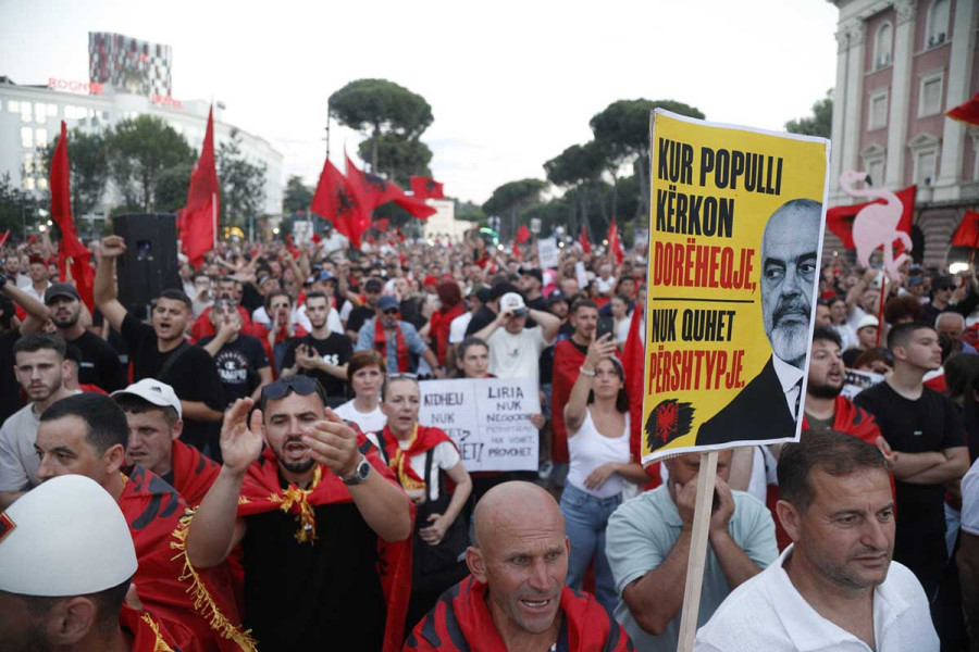 Αλβανία: Νέα επεισόδια μεταξύ ΜΑΤ και διαδηλωτών που προσπάθησαν να πλησιάσουν το γραφείο του Ράμα