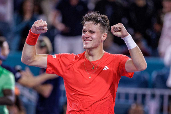 Miami Open: O απίστευτος Μένσικ κατέκτησε το τρόπαιο, στερώντας από τον Τζόκοβιτς τον 100ο τίτλο στην καριέρα του