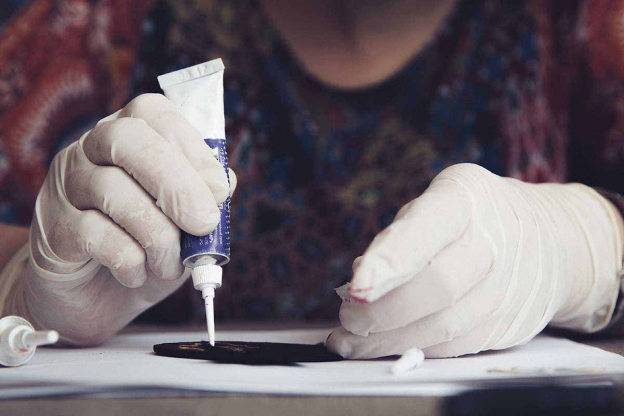 Πώς να αφαιρέσετε ισχυρή κόλλα από το δέρμα