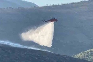 Φωτιά τώρα στην Καλλιτεχνούπολη - Ενισχύθηκαν οι πυροσβεστικές δυνάμεις, επιχειρούν 11 αεροσκάφη και 5 ελικόπτερα (upd)
