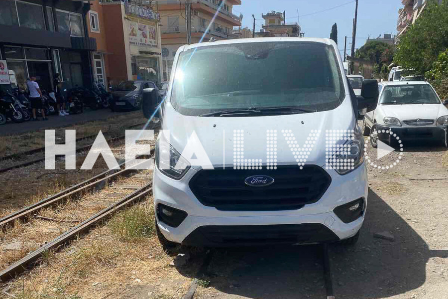 Πύργος: Πάρκαρε στις γραμμές, δεν πέρασε το τρένο...