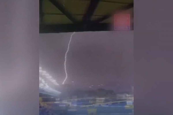 Αγρίνιο: Κεραυνός χτύπησε το γήπεδο του Παναιτωλικού - Tο εντυπωσιακό στιγμιότυπο