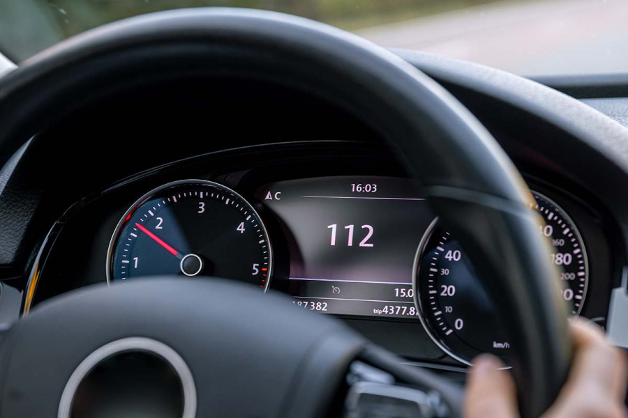Η ΕΕ εξετάζει «κόφτη» ταχύτητας μέσω GPS στα καινούργια αυτοκίνητα