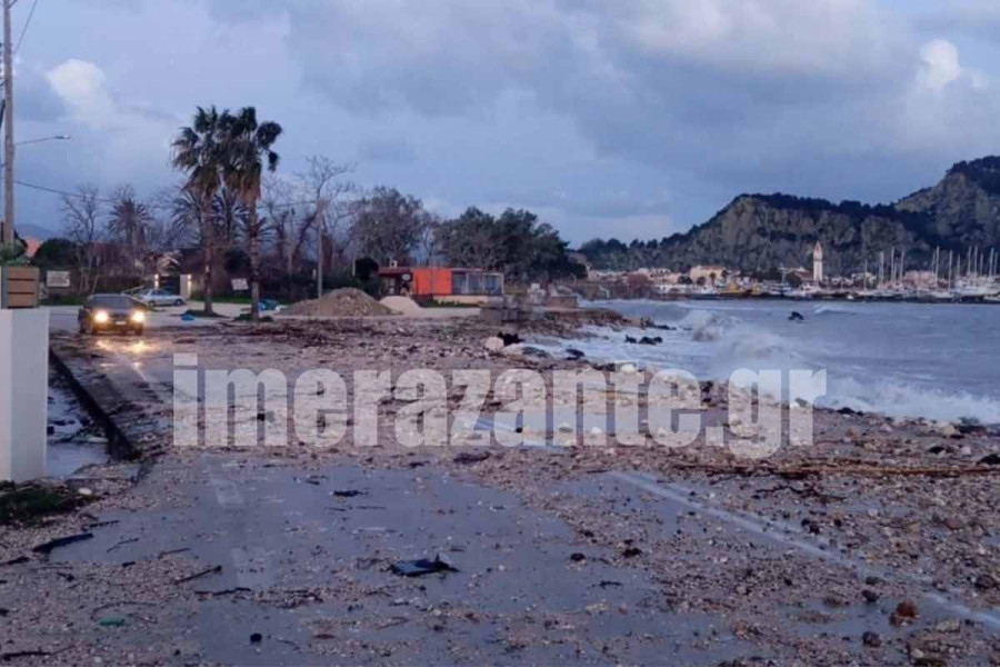 Ζάκυνθος: Θυελλώδεις άνεμοι «έπνιξαν» τον δρόμο του Αργασίου - Πέτρες και χώματα στο οδόστρωμα από τη θαλασσοταραχή