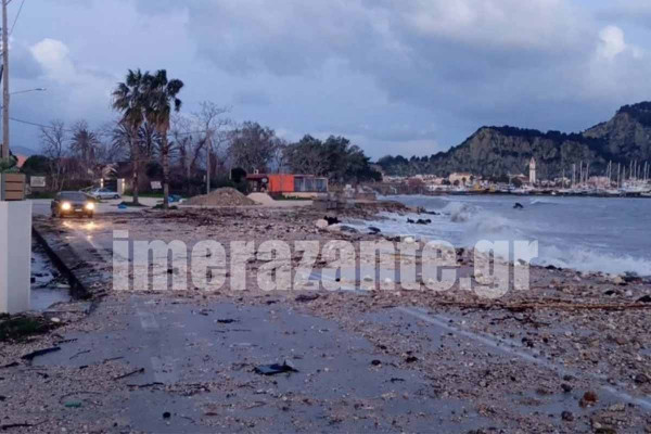 Ζάκυνθος: Θυελλώδεις άνεμοι «έπνιξαν» τον δρόμο του Αργασίου - Πέτρες και χώματα στο οδόστρωμα από τη θαλασσοταραχή