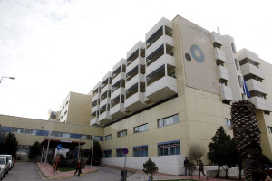 Χάος στο Θριάσιο: Ρομά έσπασαν τζάμια και επιτέθηκαν σε γιατρούς επειδή καθυστέρησε αξονική συγγενή τους