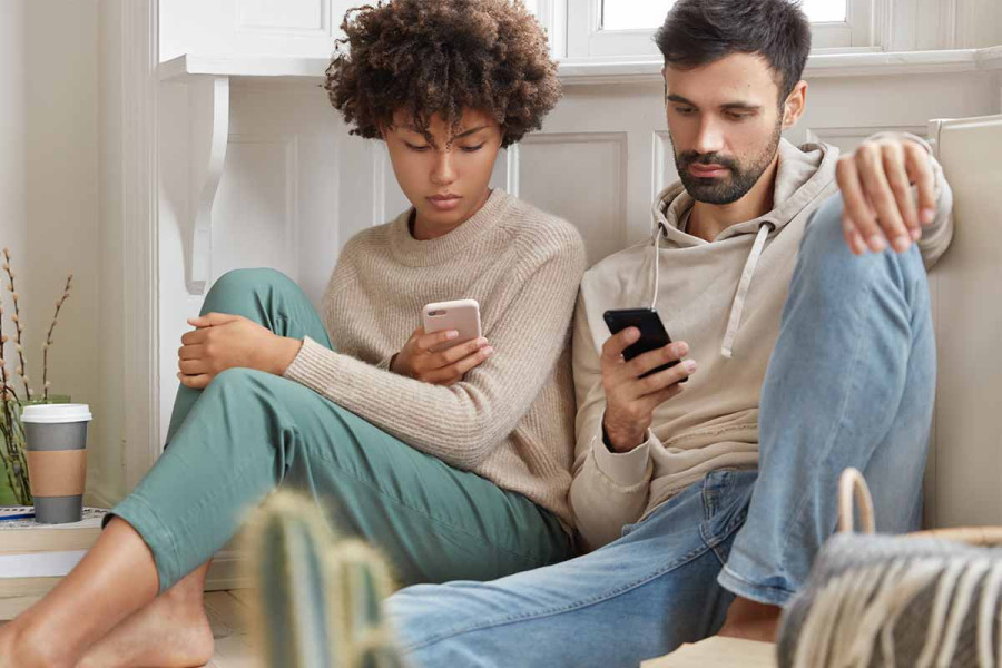 Phubbing: Τι είναι και γιατί μπορεί να καταστρέψει τις σχέσεις σας