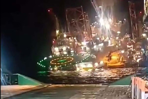 Ανατριχιαστικές εικόνες: Πλατφόρμα γεώτρησης πετρελαίου με 115 άτομα βυθίζεται στον ωκεανό