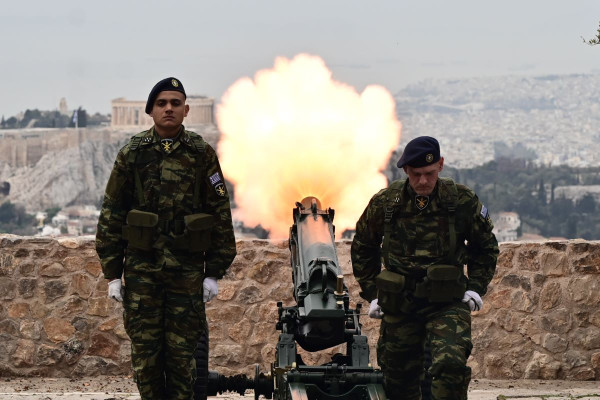 25η Μαρτίου: Σείστηκε ο Λυκαβηττός από τους 21 κανονιοβολισμούς πριν τη στρατιωτική παρέλαση