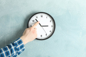 Αντίστροφη μέτρηση για την αλλαγή ώρας – Πότε γυρίζουμε τα ρολόγια μας πίσω