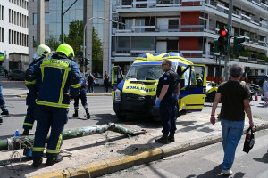 Τροχαίο στην Αθήνα: Ασθενοφόρο έπεσε σε κολόνα και τραυμάτισε δυο πεζούς