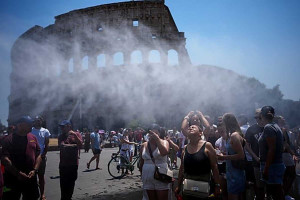 «Καμίνι» η Ιταλία: Ψεκάζουν τους τουρίστες στη Ρώμη