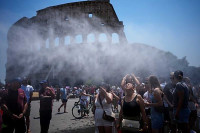 «Καμίνι» η Ιταλία: Ψεκάζουν τους τουρίστες στη Ρώμη