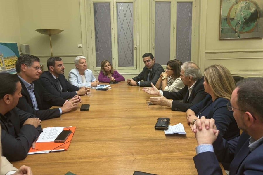 Διακομματική συνάντηση για τη λειτουργία του καταστήματος Εθνικής Τράπεζας Κρεστένων έγινε στη διοίκηση της ΕΤΕ