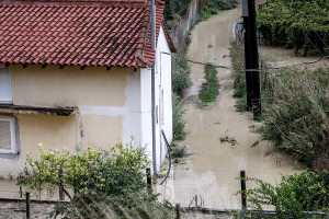 Κεραυνός έσκισε στα δύο καμινάδα στο Ηράκλειο Κρήτης