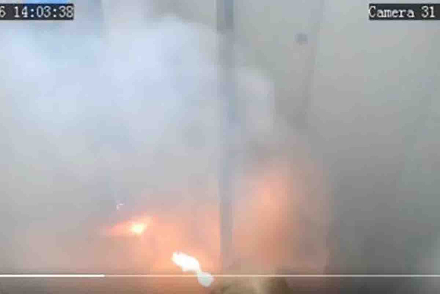 Τρομακτικό βίντεο μέσα από ασανσέρ: Η στιγμή που power bank παίρνει φωτιά μέσα σε τσάντα γυναίκας