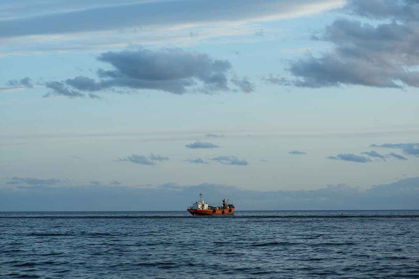 Ποιος θα ελέγχει τα πλοία; Το παιχνίδι ΗΠΑ, Ιράν, Ομάν για το Ορμούζ